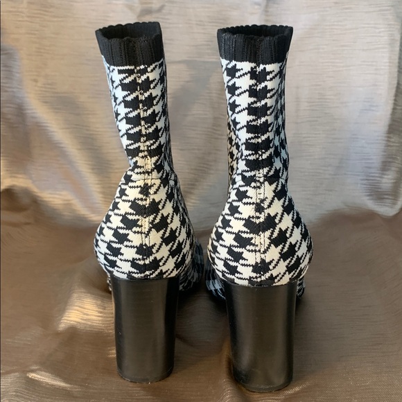 Charles By Charles a Davis Banker Houndstooth Pull On Knit Ankle Bootie Size 7.5 - Picture 3 of 7